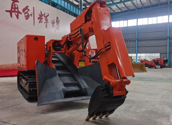 跟著帥龍扒渣機(jī)廠家一起了解下履帶扒渣機(jī)的特點(diǎn)！